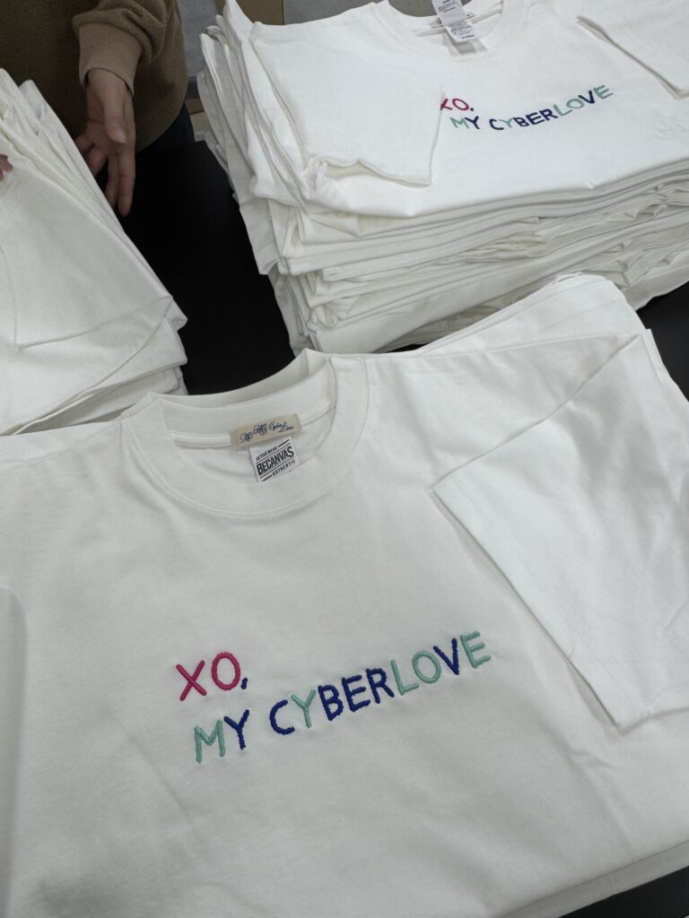 XO, MY CYBER LOVE 티셔츠 자수