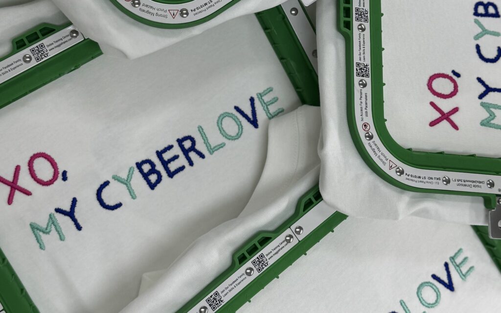 XO, MY CYBERLOVE 티셔츠 자수틀